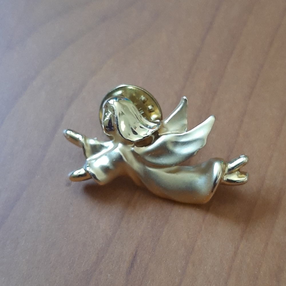 Gigi Gold-ton Angel Pin.